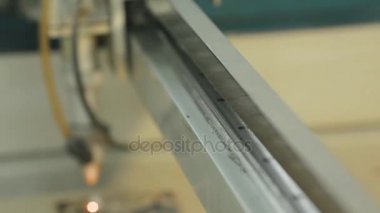 Makine lazer kesim tahta yakın kesim Sunta ve duman için görünür. Kırmızı ışın.