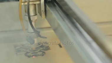 Makine lazer kesim tahta yakın kesim Sunta ve duman için görünür. Kırmızı ışın.