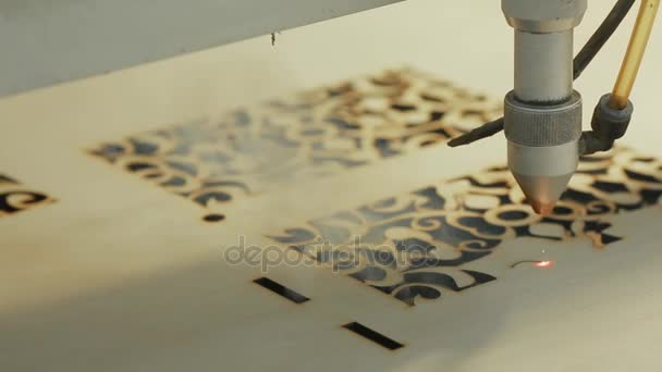 Maschine zum Laserschneiden von Holz Close-up schneidet Spanplatten und der Rauch erscheint. der rote Balken. — Stockvideo