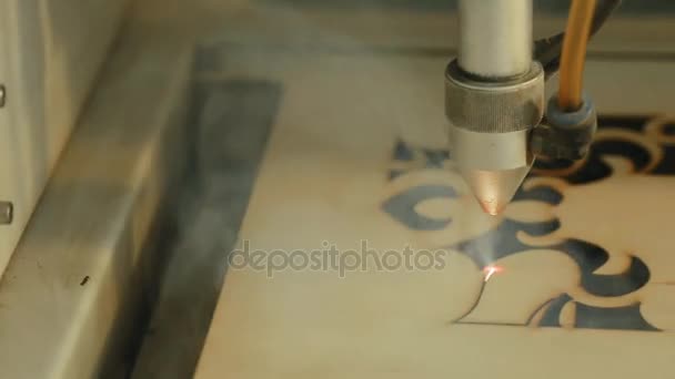 Macchina per il taglio laser del legno da vicino taglia truciolare e appare il fumo. Il raggio rosso . — Video Stock
