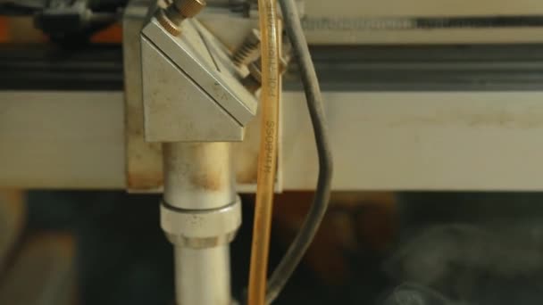 Máquina para corte por láser de madera de cerca corta aglomerado y aparece el humo. La viga roja . — Vídeo de stock