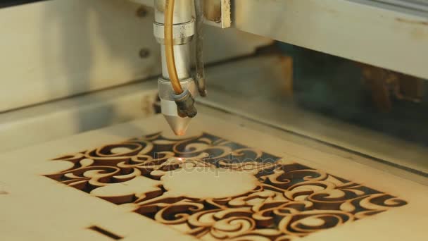 Máquina para corte por láser de madera de cerca corta aglomerado y aparece el humo. La viga roja . — Vídeos de Stock