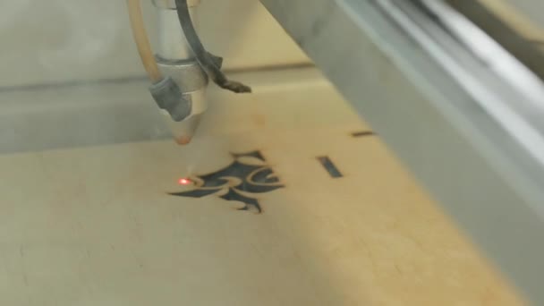 Maschine zum Laserschneiden von Holz Close-up schneidet Spanplatten und der Rauch erscheint. der rote Balken. — Stockvideo