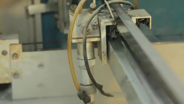 Maschine zum Laserschneiden von Holz Close-up schneidet Spanplatten und der Rauch erscheint. der rote Balken. — Stockvideo