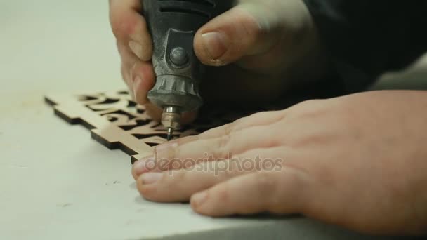 La empresa de manos masculinas produce molienda y redondeo esquinas productos de madera utilizando la máquina manual para pelar . — Vídeos de Stock