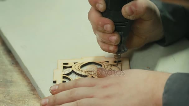 L'entreprise des mains masculines produisent des produits de bois de coins de meulage et d'arrondissement en utilisant une machine manuelle pour le décapage . — Video