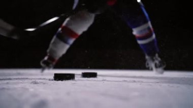 Profesyonel hokey oyuncusu Ice arena gol bir vuruşta üretir. Yakın çekim. Ağır çekim