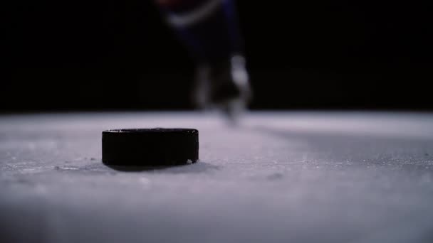 Jogador profissional de hóquei produz um tiro no gol na arena de gelo. Close-up. Movimento lento — Vídeo de Stock