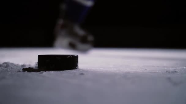 Profesionální hokejista produkuje ránu na branku v ice Areně. Detail. Zpomalený pohyb