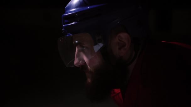 Professionell hockeyspelare spela straffläggningen. Den spelare som tar straffet hockey målvakt. närbild. — Stockvideo