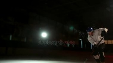 Profesyonel hokey oyuncusu shootout çal. Hokeyi kaleci ceza alır oyuncunun. Steadicam.