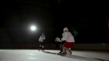 Profesyonel hokey oyuncusu shootout çal. Hokeyi kaleci ceza alır oyuncunun. Steadicam.