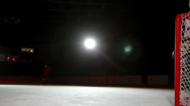 Profesyonel hokey oyuncusu shootout çal. Hokeyi kaleci ceza alır oyuncunun. Steadicam.