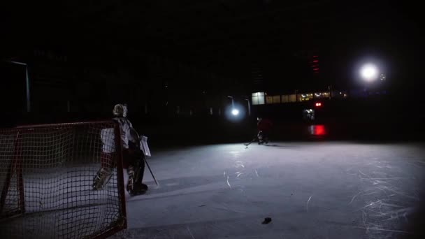 Professioneel hockeyspelers spelen de shootout. De speler die de straf een hockey keeper neemt. Steadicam. — Stockvideo