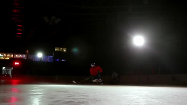 Professioneel hockeyspelers spelen de shootout. De speler die de straf een hockey keeper neemt. Steadicam. — Stockvideo