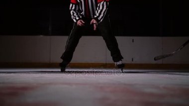 Hokey hakem bir faceoff üretir ve iki oyuncu puck için savaşmaya başlar. ağır çekim