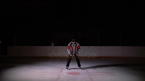 Hockey domaren producerar en Tekning och de två spelarna börja kämpa för pucken. slowmotion — Stockvideo