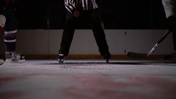 Árbitro de hockey produce un enfrentamiento y los dos jugadores comienzan a luchar por el disco. cámara lenta — Vídeos de Stock