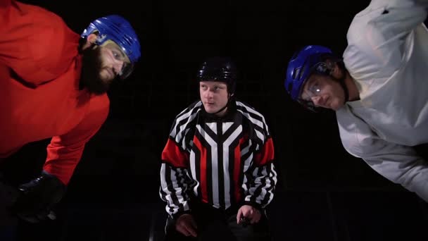 Arbitre de hockey produit une mise en jeu et les deux joueurs commencent à se battre pour la rondelle. au ralenti — Video