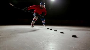 Profesyonel hokey oyuncusu Ice arena gol bir vuruşta üretir.