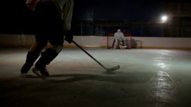 Profesyonel hokey oyuncusu shootout çal. Hokeyi kaleci ceza alır oyuncunun. Steadicam.