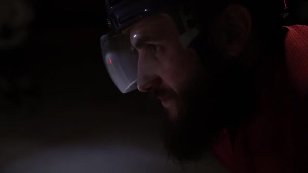 Professioneel hockeyspelers spelen de shootout. De speler die de straf een hockey keeper neemt. Close-up. — Stockvideo