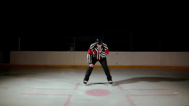Eishockey-Schiedsrichter pfeift ab und die beiden Spieler beginnen um den Puck zu kämpfen — Stockvideo
