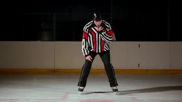 Hockey domaren producerar en Tekning och de två spelarna börja kämpa för pucken — Stockvideo