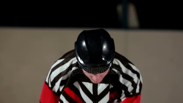 Eishockey-Schiedsrichter pfeift ab und die beiden Spieler beginnen um den Puck zu kämpfen — Stockvideo