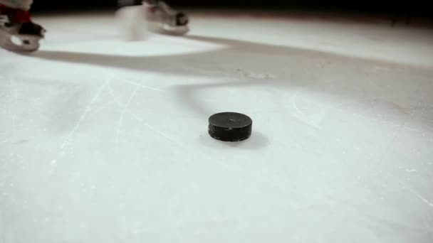 Jogador profissional de hóquei produz um tiro no gol na arena de gelo . — Vídeo de Stock