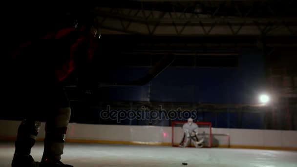 Профессиональные хоккеисты играют в перестрелке. Игрок, который принимает штраф хоккейный вратарь. Steadicam . — стоковое видео