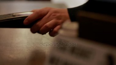 Adam cep telefonu, Restoran, dükkan Nfc teknolojisi ile ödeme.