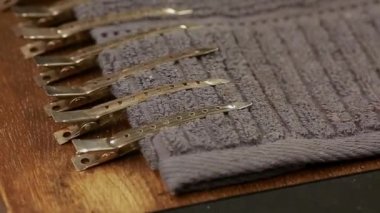 Yakın çekim, Kuaför masaya araçlardır ve siyah eldiven elinde onları alır.