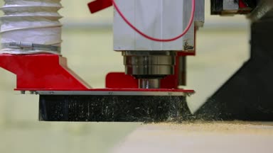 Yakın çekim, freze makinesi otomatik olarak ahşap yüzey üzerinde hareket eder ve bağımsız olarak gerçekleştirir parke panoları imalatı.