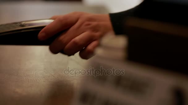 Homme payant avec la technologie NFC sur téléphone portable, restaurant, boutique .