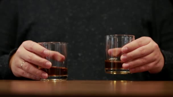 Nahaufnahme, reicht der Barkeeper Whisky an der Bar. — Stockvideo