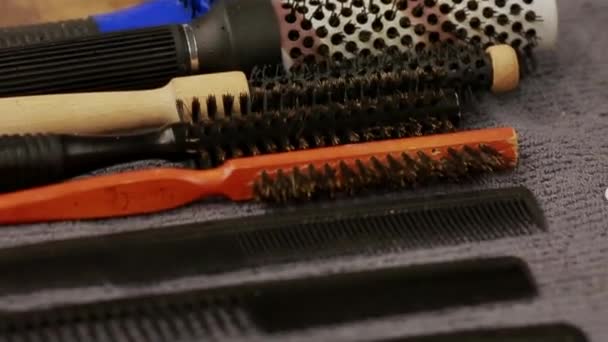 Close-up, Kapper tools zijn op de tabel en de hand in zwarte handschoenen neemt ze. — Stockvideo