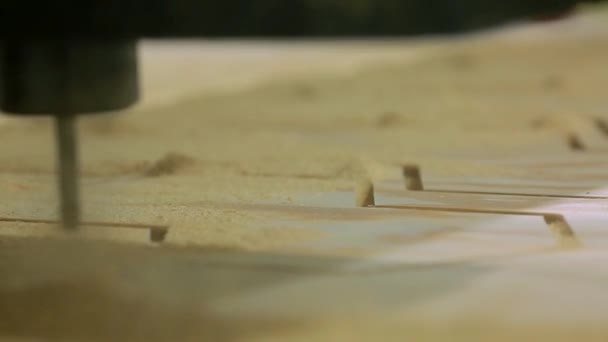 Primer plano, fresadora se mueve automáticamente en la superficie de la madera y realiza de forma independiente la fabricación de tablas de parquet . — Vídeo de stock