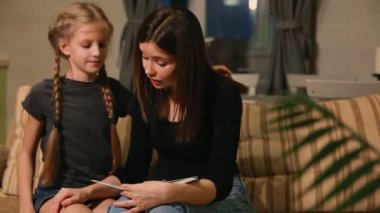 Anne ve kızı bir okul ödevi yapıyor. Anne ile başa çıkmak için yardımcı olur.