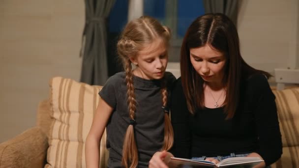 Madre e hija haciendo una tarea escolar. Mamá ayuda a lidiar con eso. . — Vídeo de stock