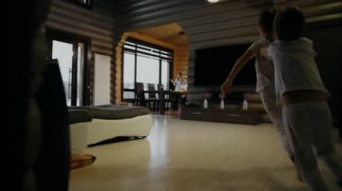 Çocuk yatak odasından mutfağa kahvaltı ve orada oturan bir tablo ebeveynler için çalıştırın. Mutlu aile, çocuklar ve ebeveynler gülümseme.