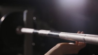 Büyük kaslar ile şişirilmiş güçlü adam artırdı bar bankta yalan yakın çekim.
