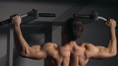 haddelenmiş adam pull-up closeup spor salonunda gerçekleştirir. Sen-ebilmek görmek tüm kasları.