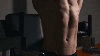 haddelenmiş adam pull-up closeup spor salonunda gerçekleştirir. Sen-ebilmek görmek tüm kasları.