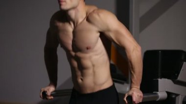 Güçlü güçlü erkek egzersizler göğüs kasları ve triceps dips ile için. Vücut yakın çekim, kabartma.