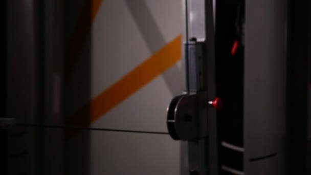 Gros plan, mains tenant le simulateur d'aviron, dos musclé. Tirez l'unité inférieure assise. Entraîneur de retour au gymnase .