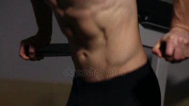 Güçlü güçlü erkek egzersizler göğüs kasları ve triceps dips ile için. Vücut yakın çekim, kabartma.