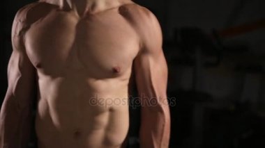 Pazı güçlü erkek, barbell ile egzersizleri yapıyor spor salonunda egzersiz kas adam koyu arka plan üzerinde ağırlık kaldırma jimnastik salonu kas adam poz büyük kaslar, yakışıklı adam. yakın çekim