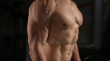 Pazı güçlü erkek, barbell ile egzersizleri yapıyor spor salonunda egzersiz kas adam koyu arka plan üzerinde ağırlık kaldırma jimnastik salonu kas adam poz büyük kaslar, yakışıklı adam. yakın çekim