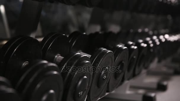 Primo piano di un uomo prende un manubrio in palestra . — Video Stock